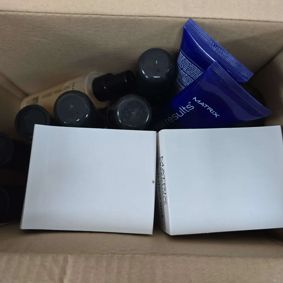APPROXIMATELY 12 ASSORTED MATRIX PRODUCTS TO INCLUDE COLOUR BLOW DRY, SOLUTIONIST PROTOPAK, BRASS OFF BLONDE THREESOME, ETC - COLLECTION ONLY