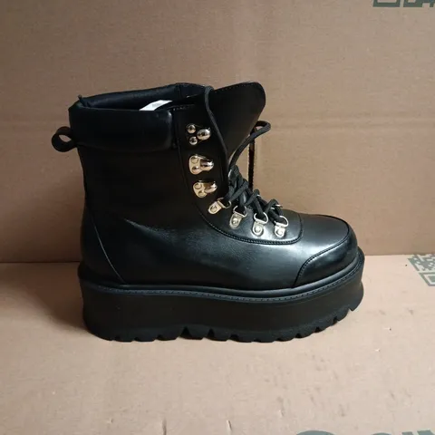 BOXED PAIR OF KOI HYDRA ALL BLACK MATRIX PLATFORM BOOTS - UK 6 