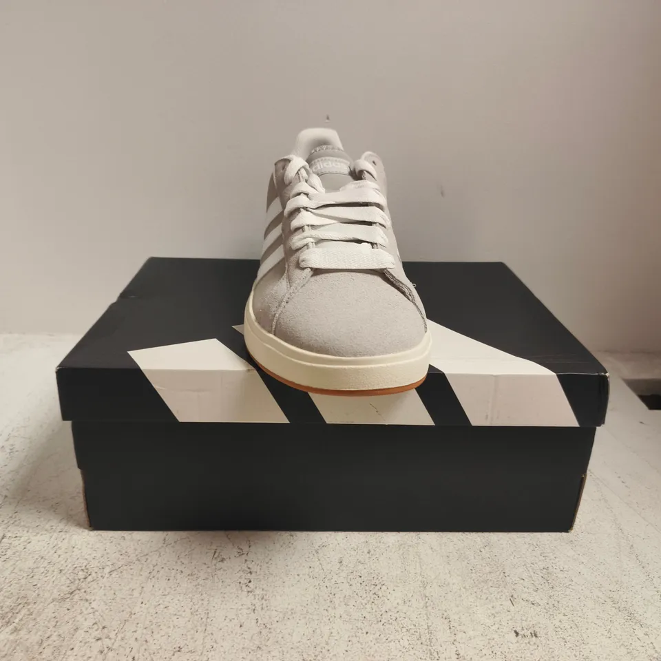BOXED PAIR OF ADIDAS GRAND COURT BASE 00S TRAINERS IN LIGHT GREY/WHITE SIZE UK 11