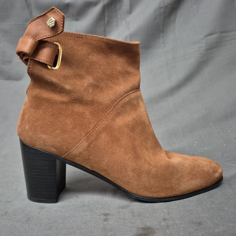 BOXED PAIR OF FAIRFAX & FAVOR BLOCK HEEL SUEDE ANKLE BOOTS IN TAN SIZE 7