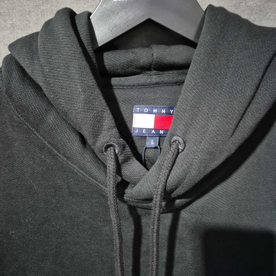 TOMMY JEANS BLACK HOODIE – SIZE L