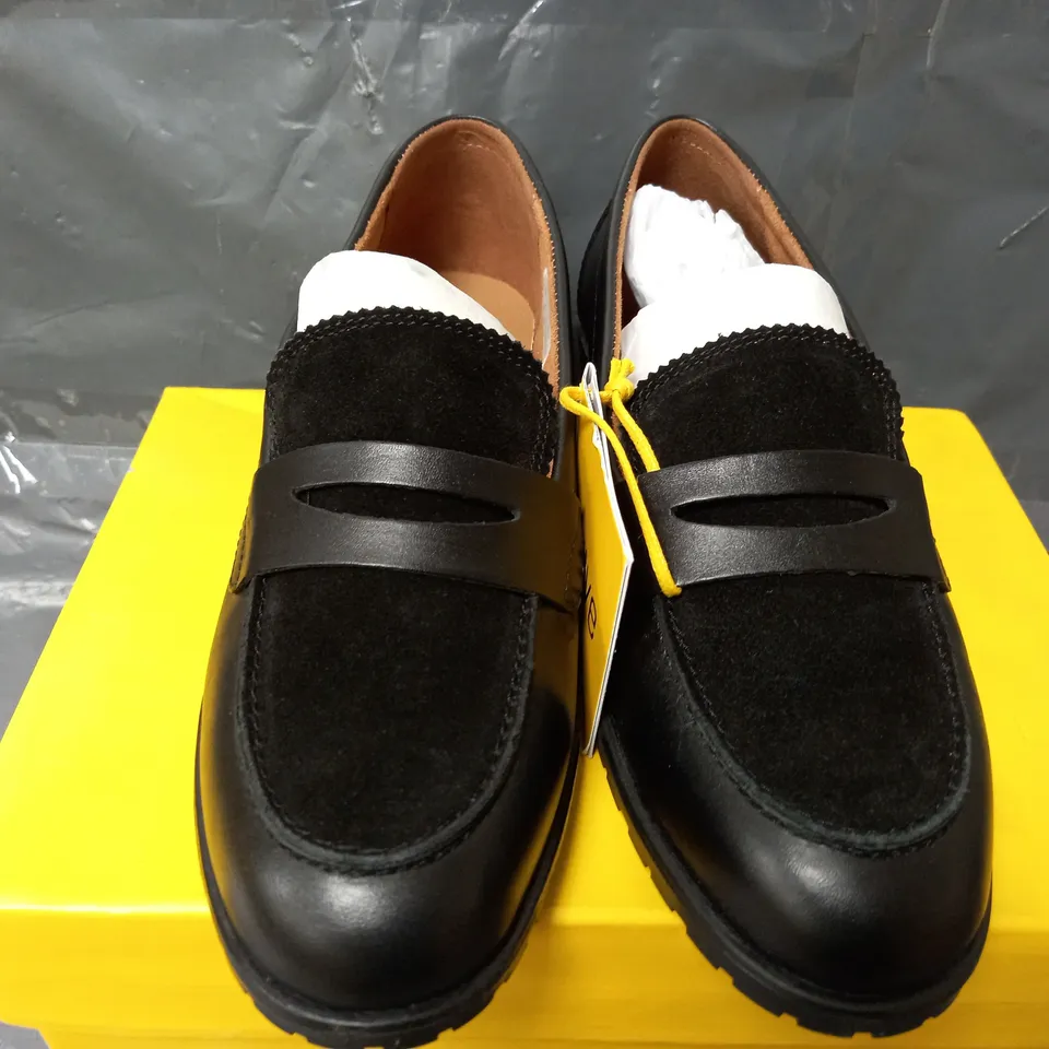 STRIVE SEVILLE SLIP ON SHOES IN BLACK - UK 6.5