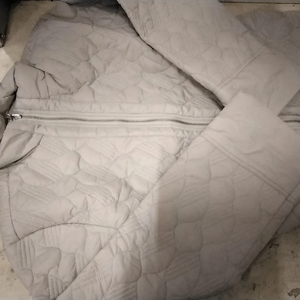 BOX CONTAINING MARLA WAYNE SILVER JACKET SIZE M , 5 PCS 