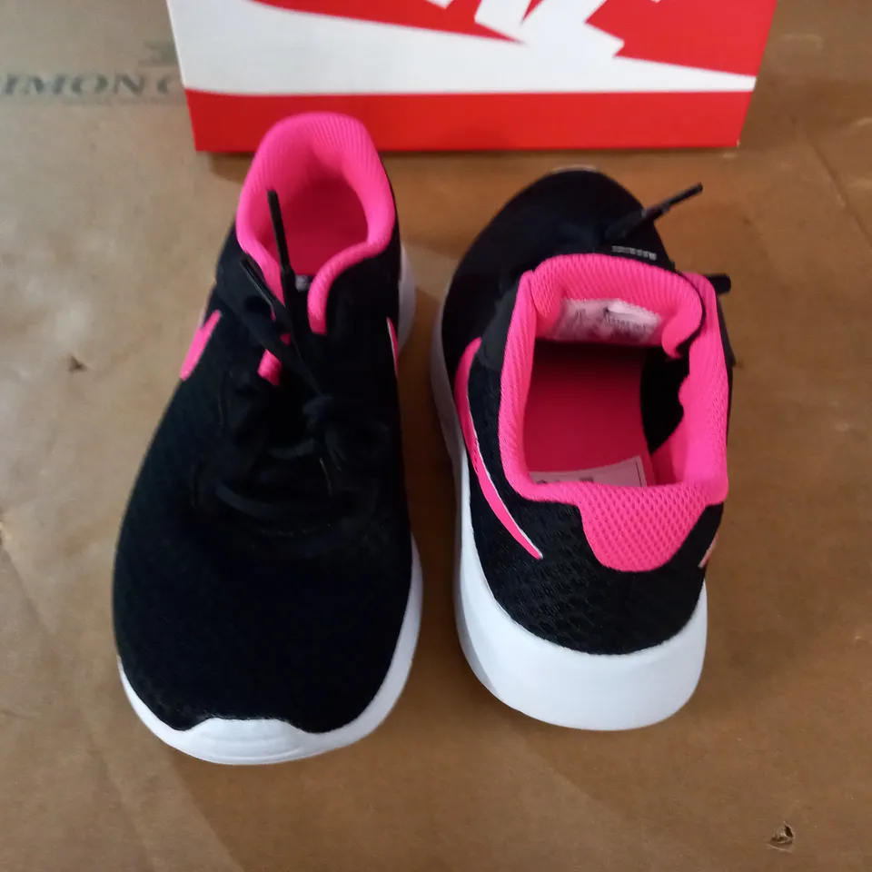PAIR OF NIKE TANJUN KIDS TRAINERS - UK 1.5
