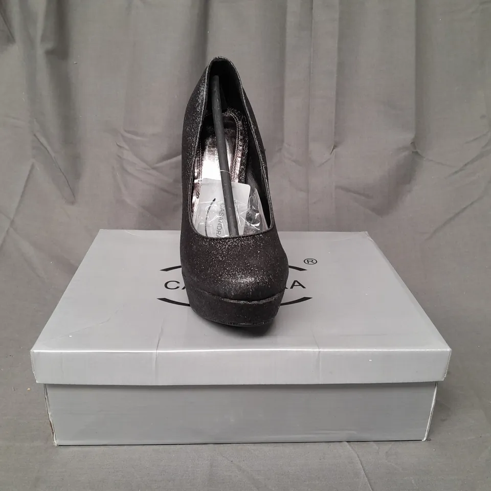 BOX OF APPROXIMATELY 10 PAIRS OF CASANDRA CLOSED TOE HIGH HEEL SHOES IN BLACK W. GLITTER EFFECT - VARIOUS SIZES