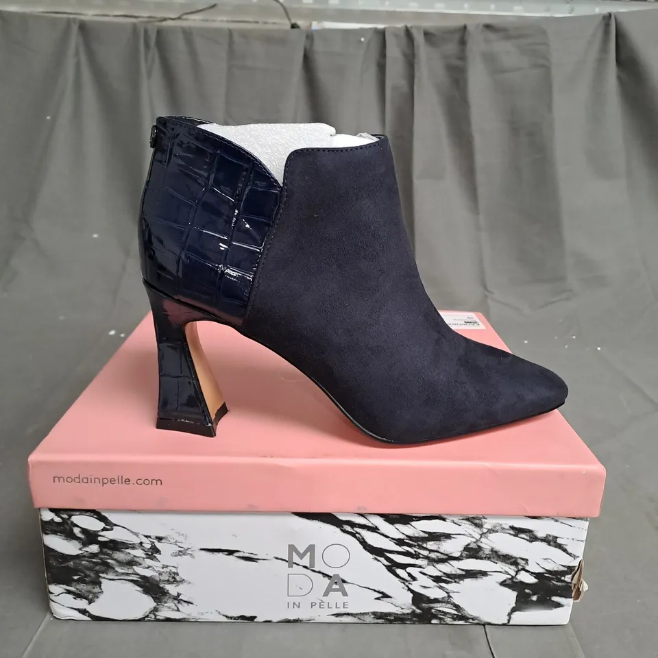 BOXED MODA IN PELLE KATRIONA SWOOSH HEEL BOOT NAVY BLUE SIZE 6