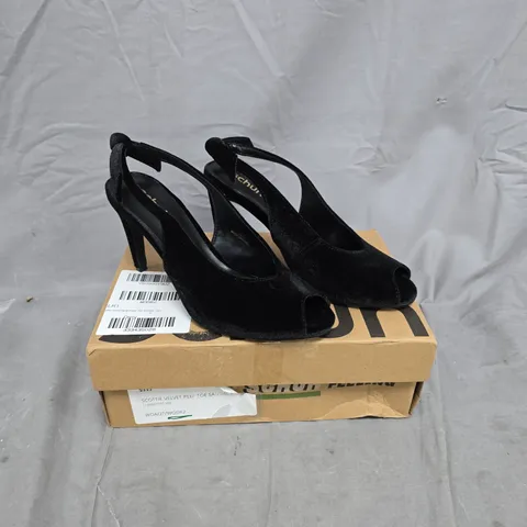 SCHUH SCOTTIE VELVET PEEP TOE SANDALS BLACK SIZE 5