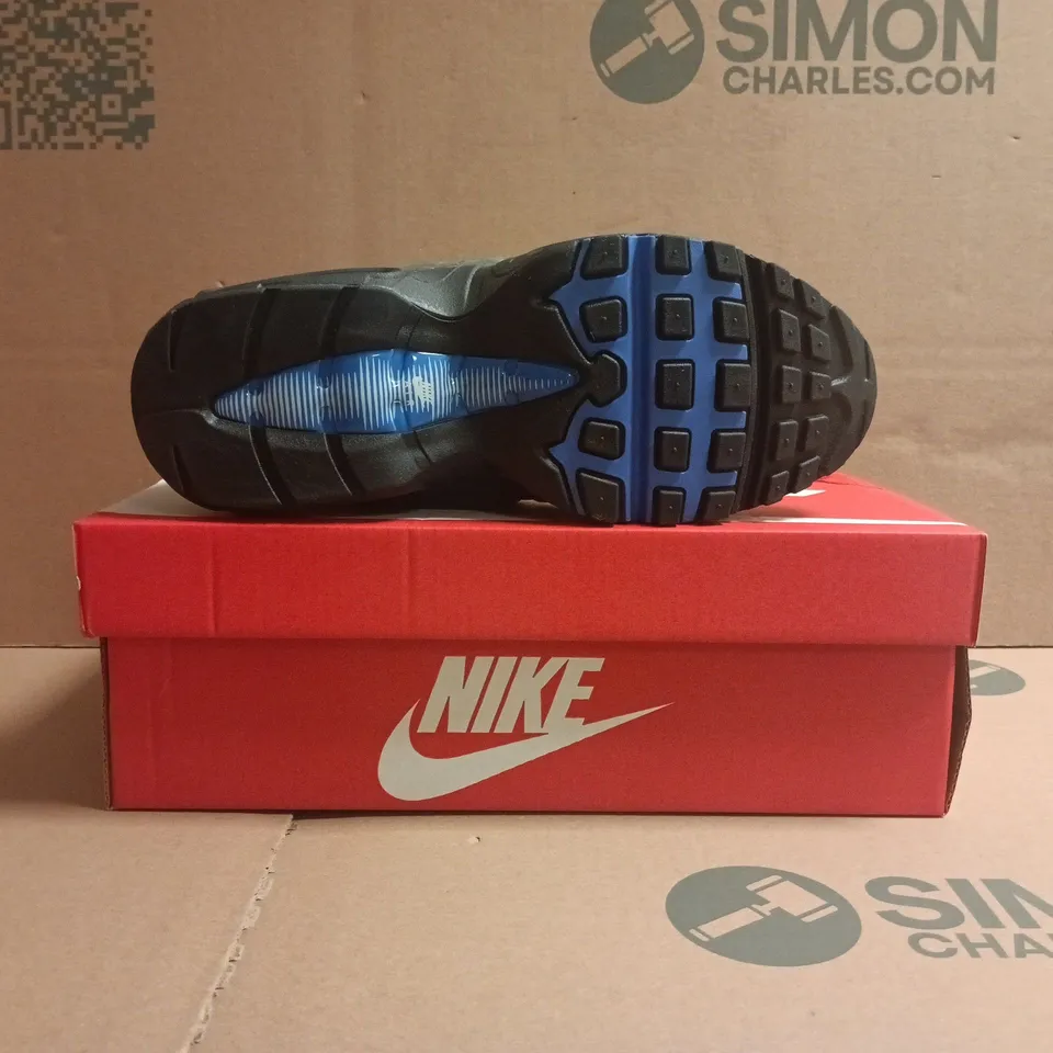 BOXED PAIR OF NIKE AIR MAX TRAINERS IN WHITE/GREY/BLUE SIZE UK 6