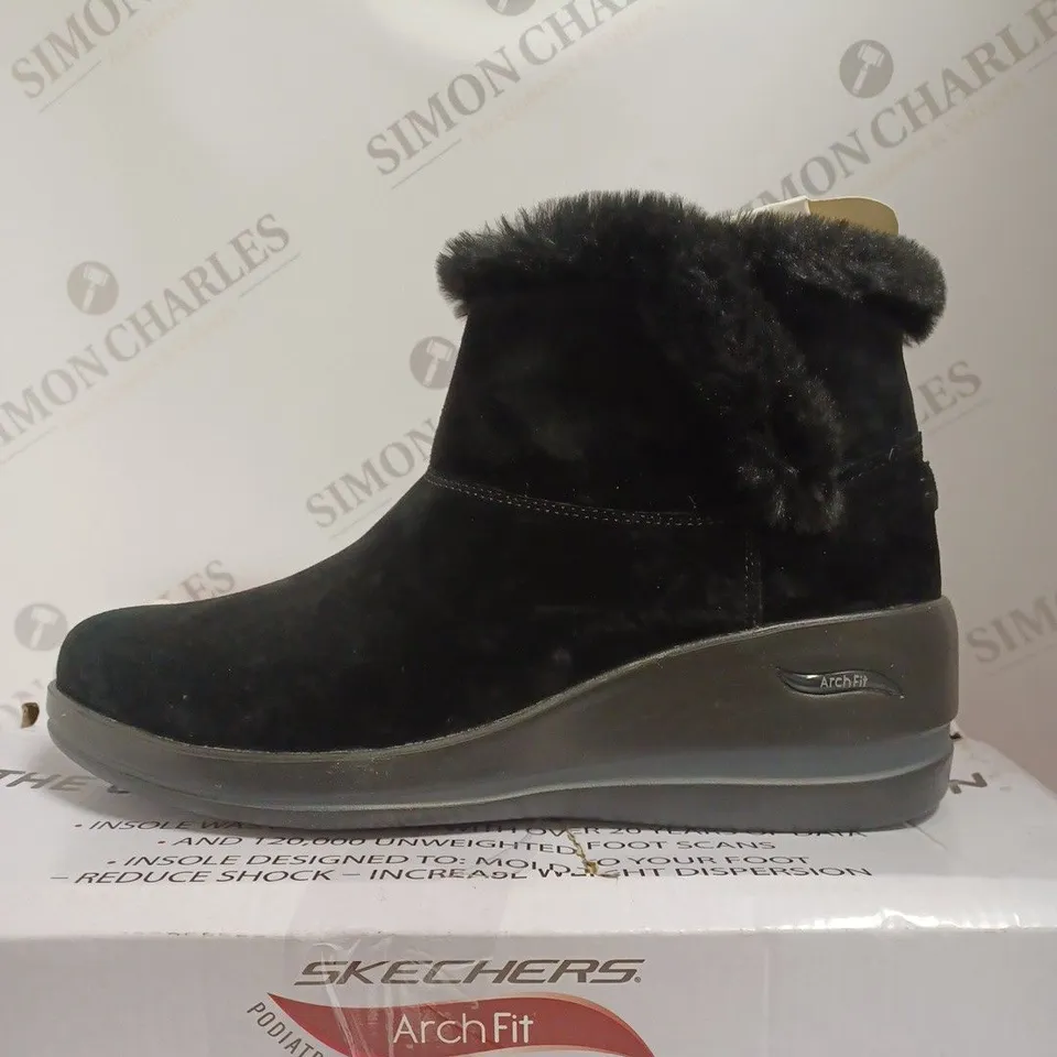 BOXED SKECHERS WEDGE BOOTS, BLACK - SIZE 7
