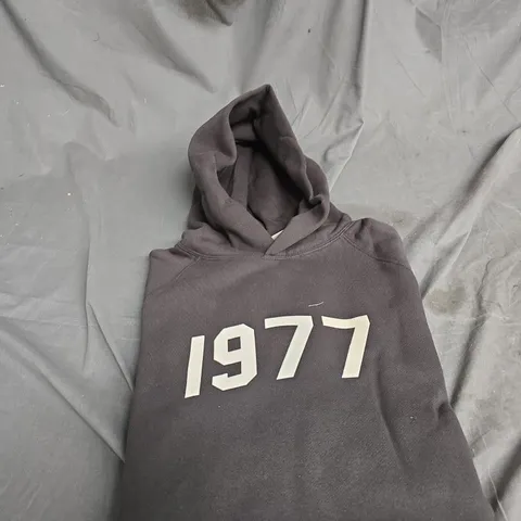 UK M FEAR OF GOD ESSENTIALS HOODIE – 1977 PRINT, CHARCOAL