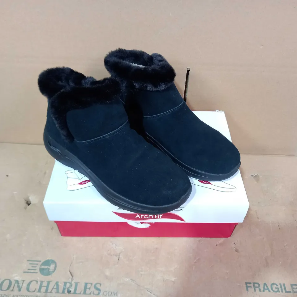 BOXED PAIR OF SKECHERS - SIZE 7