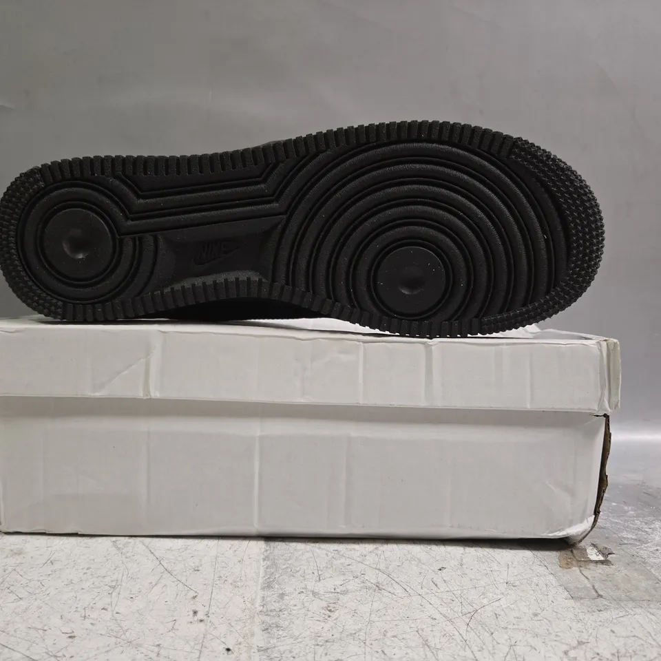 BOXED PAIR OF NIKE AIR FORCE 1 '07 SHOES IN BLACK SIZE UK 10