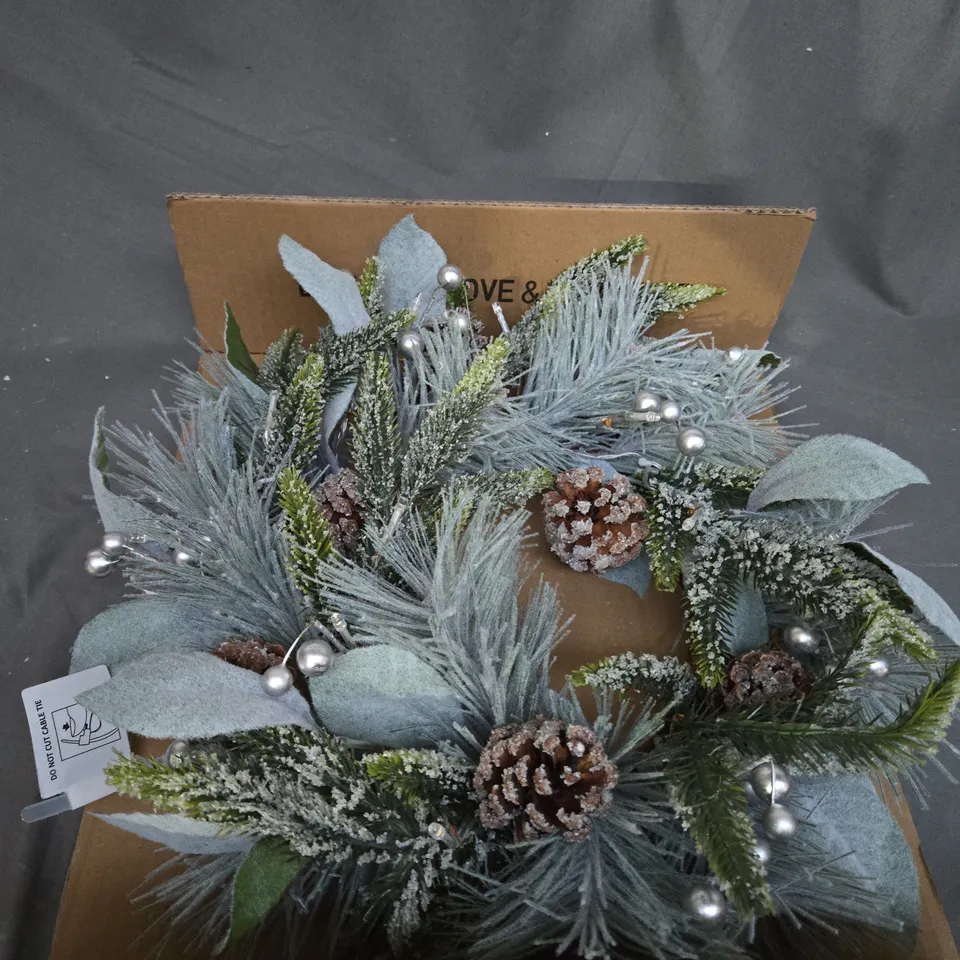 PINECONES PRE-LIT CHRISTMAS WREATH RRP £25.99