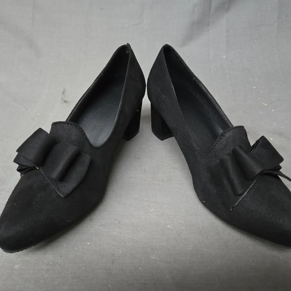 BOXED PAIR OF UNBRANDED CLOSED TOE BLOCK HEEL SLIP-ON SHOES IN BLACK W. BOW DETAIL EU SIZE 40