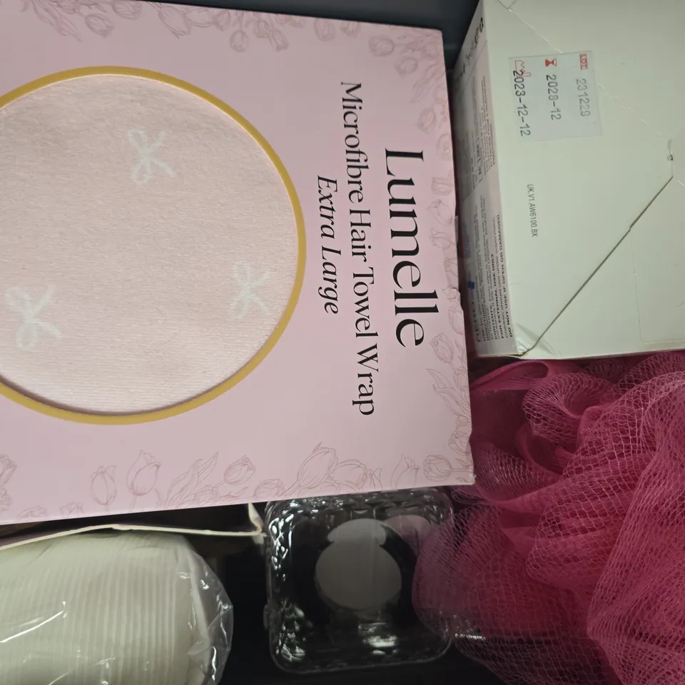APPROXIMATELY 5 ASSORTED COSMETIC ITEMS INCLUDING VARIOUS MAKES AND BRANDS - COLLECTION ONLY