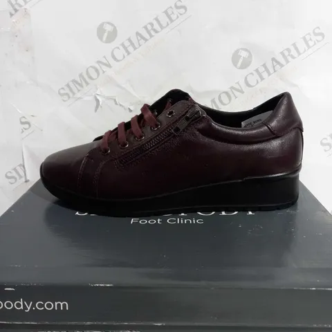 BOXED SHUROPODY JOYCE TRAINERS, BURGUNDY - SIZE 6