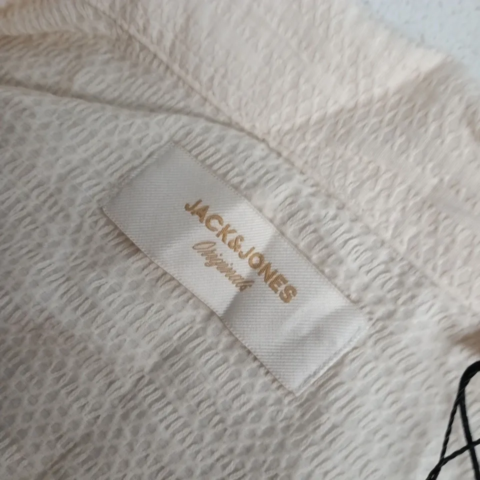 JACK & JONES WAVY TEXTURE SHIRT IN CLOUD DANCER - EU LARGE