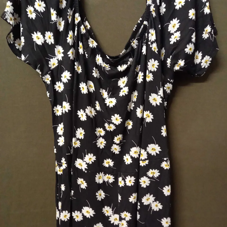 EVANS DAISY PRINT JUMPSUIT IN BLACK - SIZE 22/24