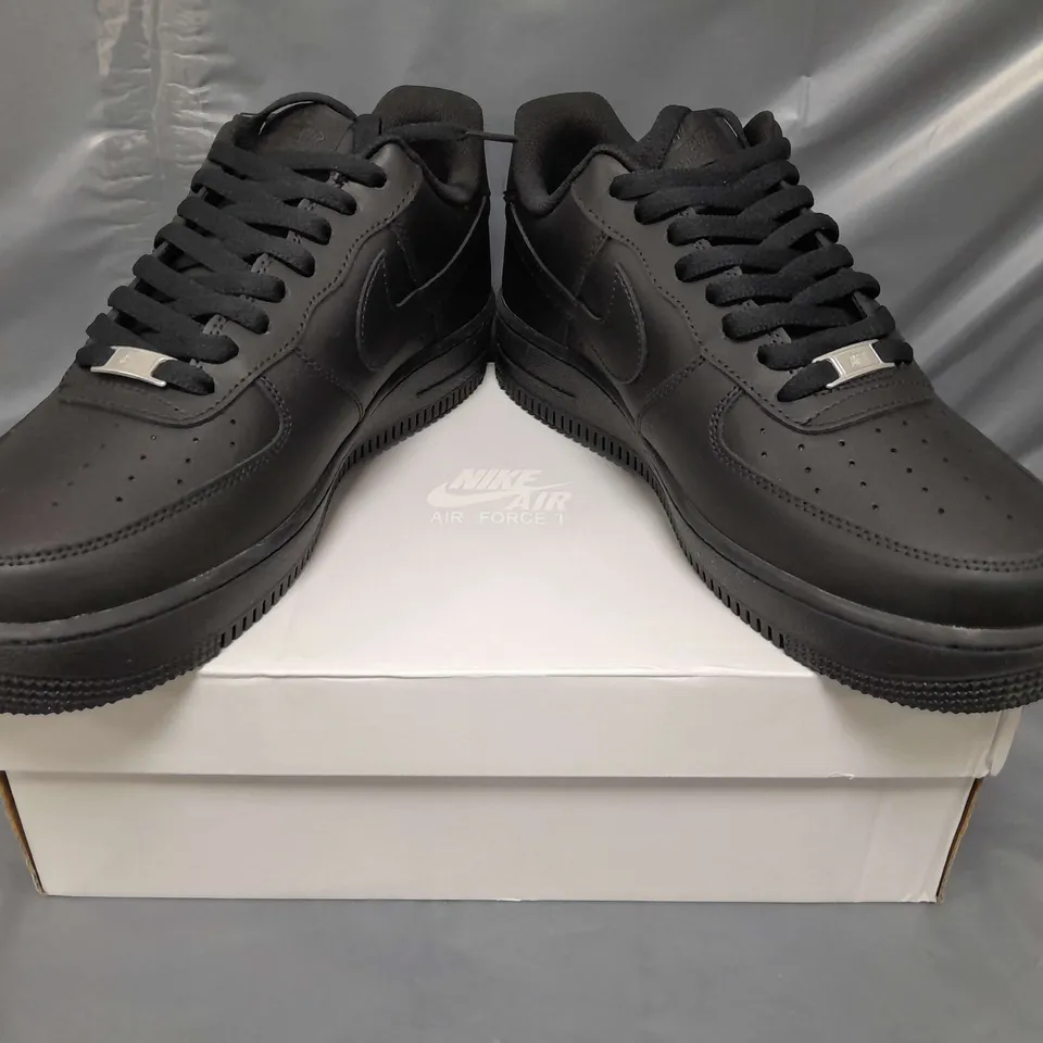 BOXED PAIR OF NIKE AIR FORCE 1 '07 SHOES IN BLACK UK SIZE 9.5