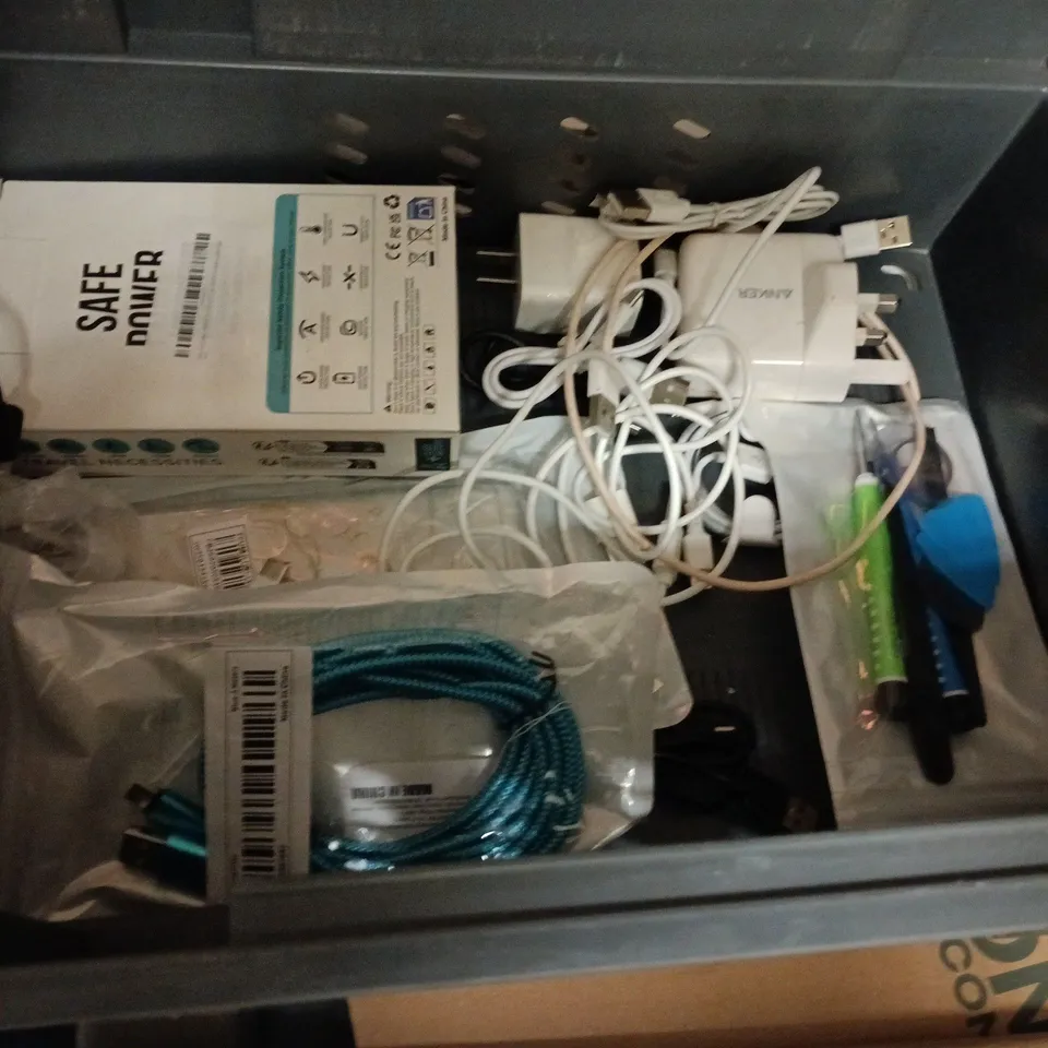 LOT OF ASSORTED TECH ITEMS TO INCLUDE POWER BANKS, PHONE CASES AND CHARGE CABLE