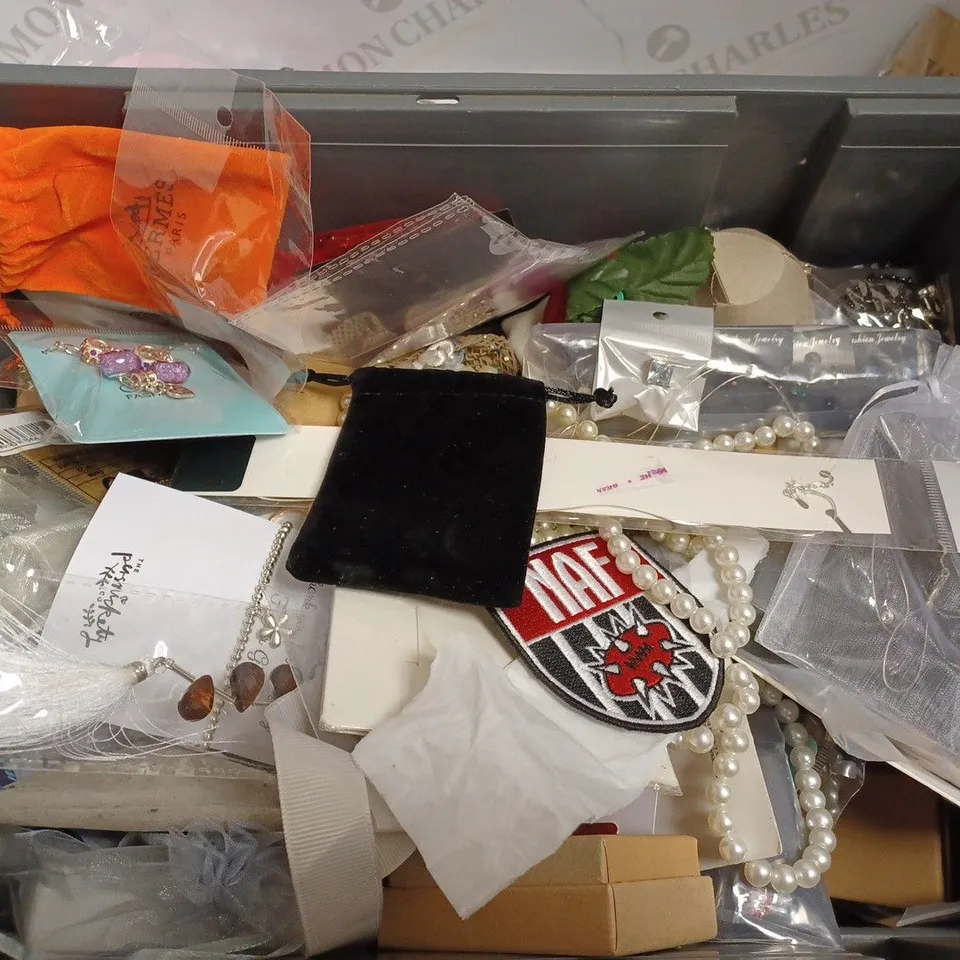 BOX OF APPROX 20 ASSORTED FASHION JEWELLERY ITEMS INCLUDING RINGS, NECKLACE AND HEADBAND