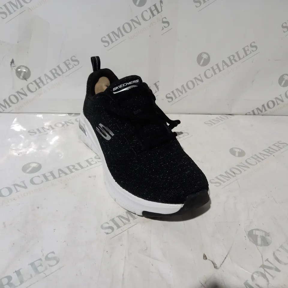 BOXED PAIR OF SKECHERS GLEE FOR ALL TRAINERS IN BLACK/WHITE UK SIZE 5