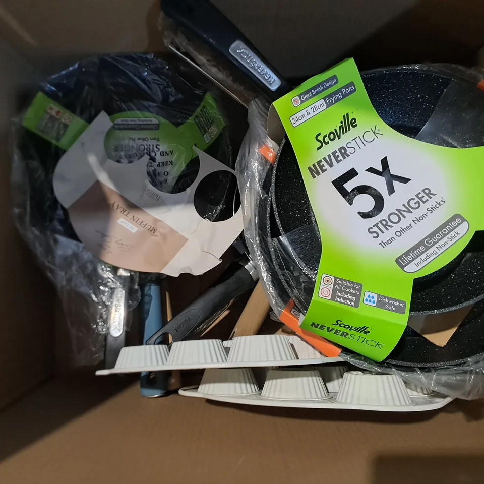 BOX OF APPROX 12 ASSORTED KITCHEN ITEMS TO INCLUDE - TWO ROASTERS , CUPCAKE TRAY ETC