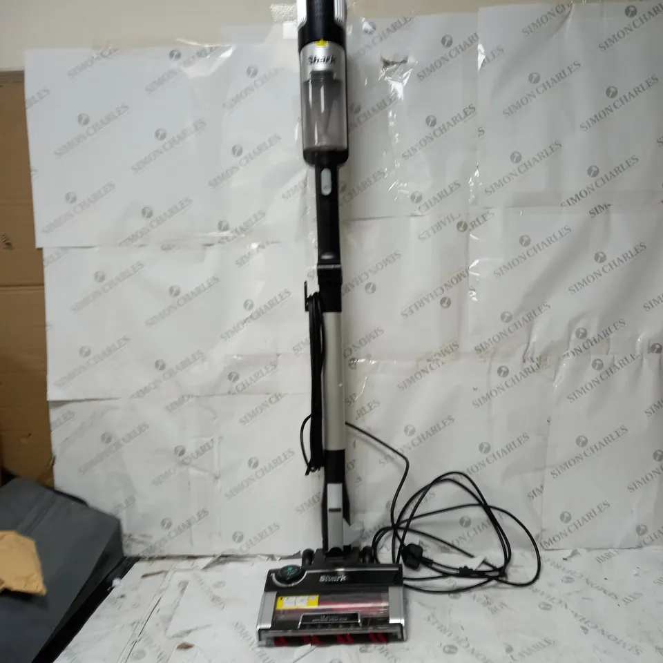 BOXED SHARK STRATOS ANTI HAIR WRAP PET PRO VACUUM CLEANER