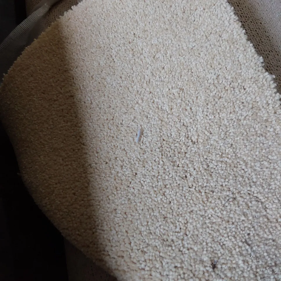 ROLL OF QUALITY WORCESTER BARBOURNE BUTTERMILK CARPET APPROXIMATEY 4M × 5.4M