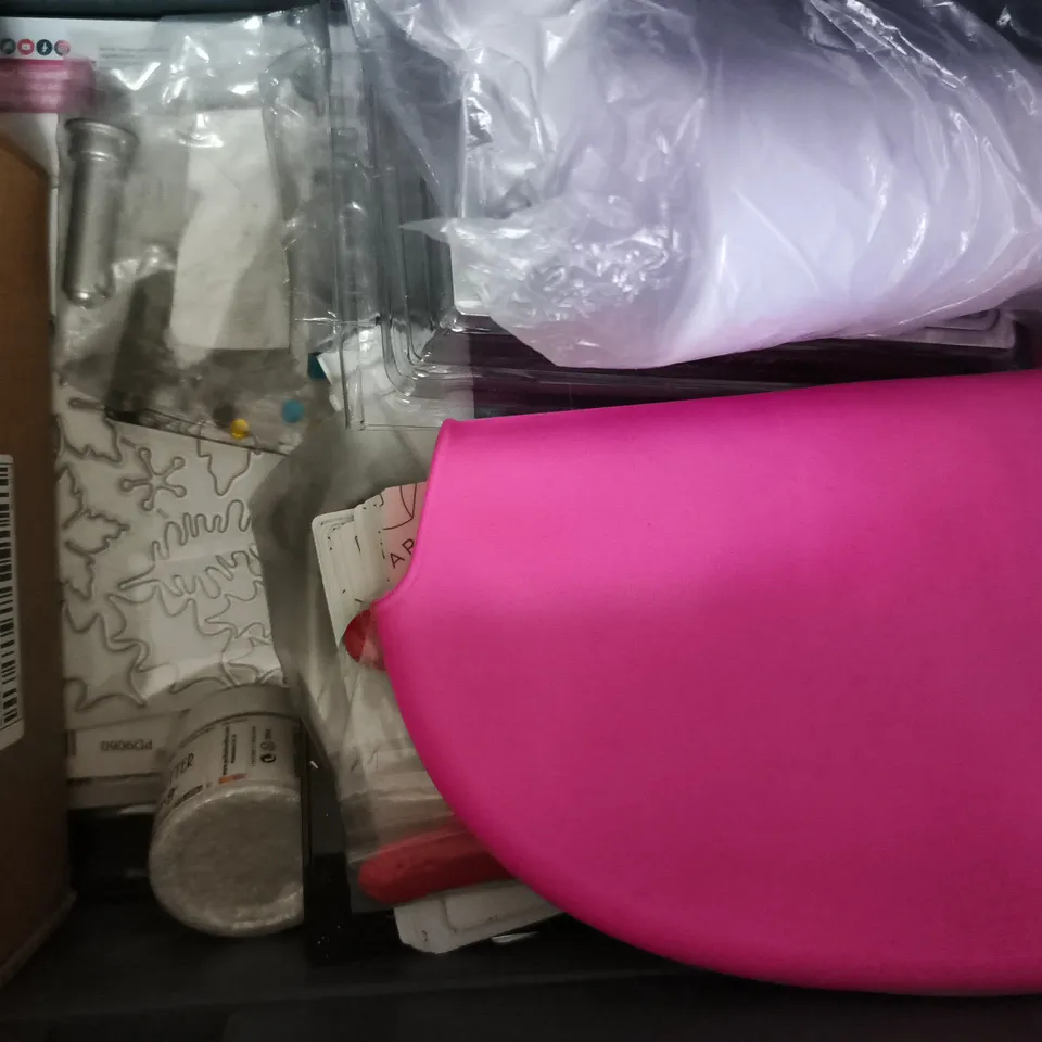 APPROXIMATELY 10 ASSORTED HOUSEHOLD ITEMS TO INCLUDE BACON & MEAT HEATING RACK, EPOXY RESIN GLUE, ETC