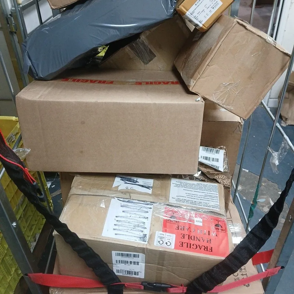 APPROXIMATELY 12 ASSORTED DAMAGED ITEMS TO INCLUDE SAMSUNG MICROWAVE, PHOTO FRAMES, DISHWARE SET, ETC - COLLECTION ONLY