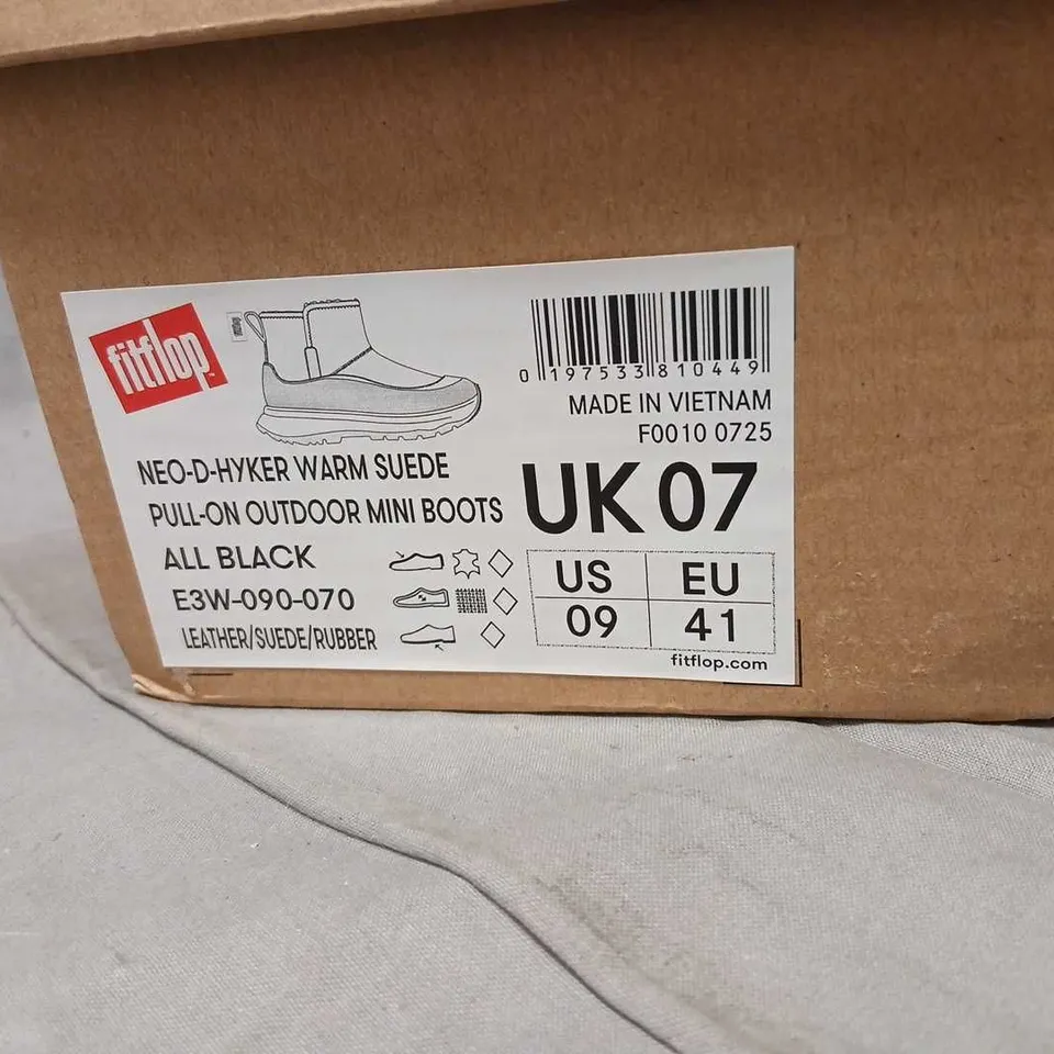 FITFLOP NEO-D-HYKER WARM SUEDE PULL-ON OUTDOOR MINI BOOTS – BLACK, UK 7