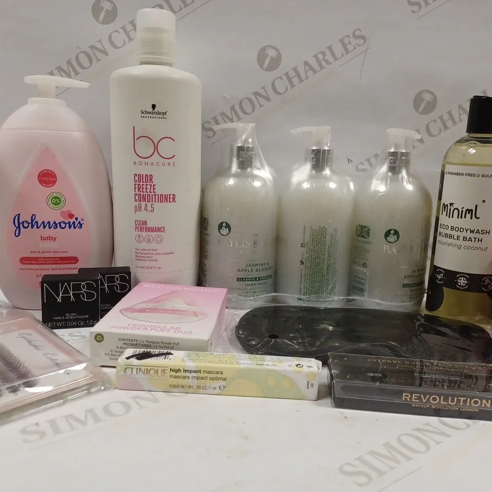 BOX OF APPROX 10 ASSORTED BEAUTY PRODUCTS TO INCLUDE JOHNSON'S BABY LOTION, REVOLUTION STYLO EYELINER LIQUIDE, NARS BLUSH, ETC 