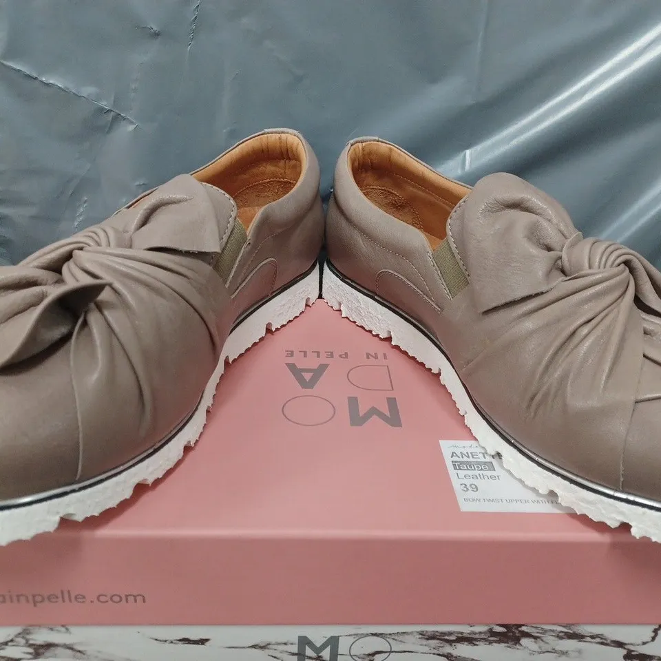 BOXED MODA IN PELLE ANETTE LEATHER BOW TWIST UPPER WITH FLEX SOLE TRAINERS IN TAUPE - SIZE 39