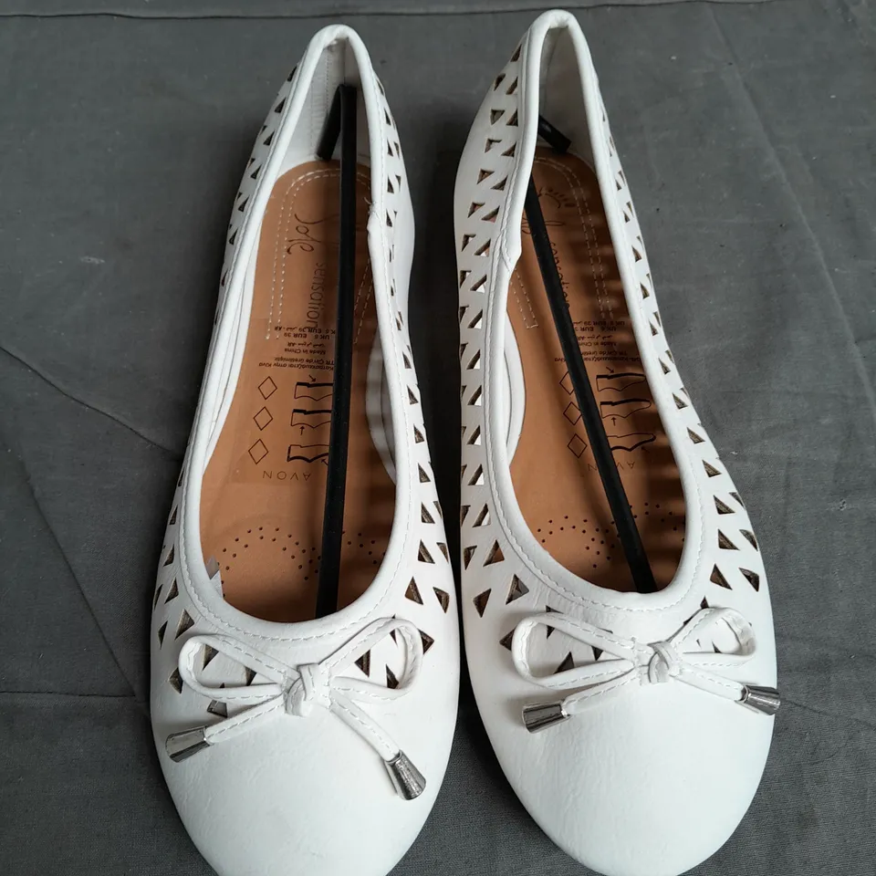 APPROXIMATELY 12 PAIRS OF LADIES SOLE SENSATION CUT OUT DETAIL PUMPS WHITE ASSORTED SIZES