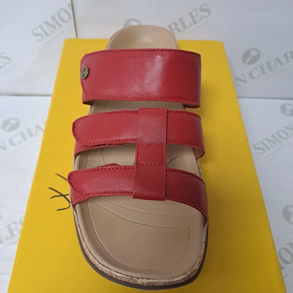 STRIVE SCARLET SAMOA SANDAL SIZE 6
