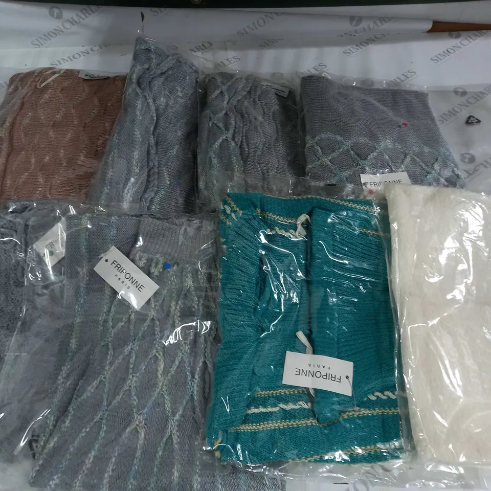 LOT OF 8 ASSORTED KNITWEAR CLOTHING ITEMS - VARIOUS SIZES