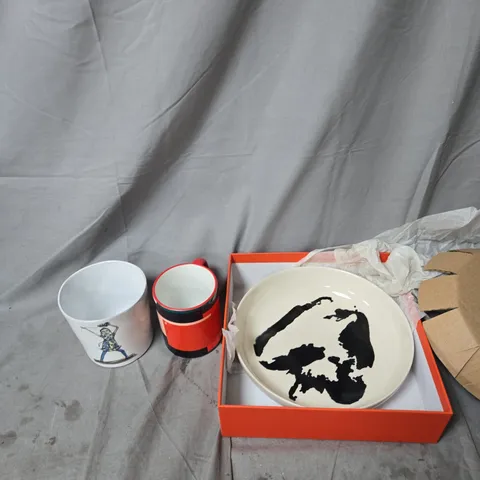 BOX OF APPROXIMATELY 5 HOUSEHOLD ITEMS TO INCLUDE CANDLE HOLDER, MUG AND BOWL