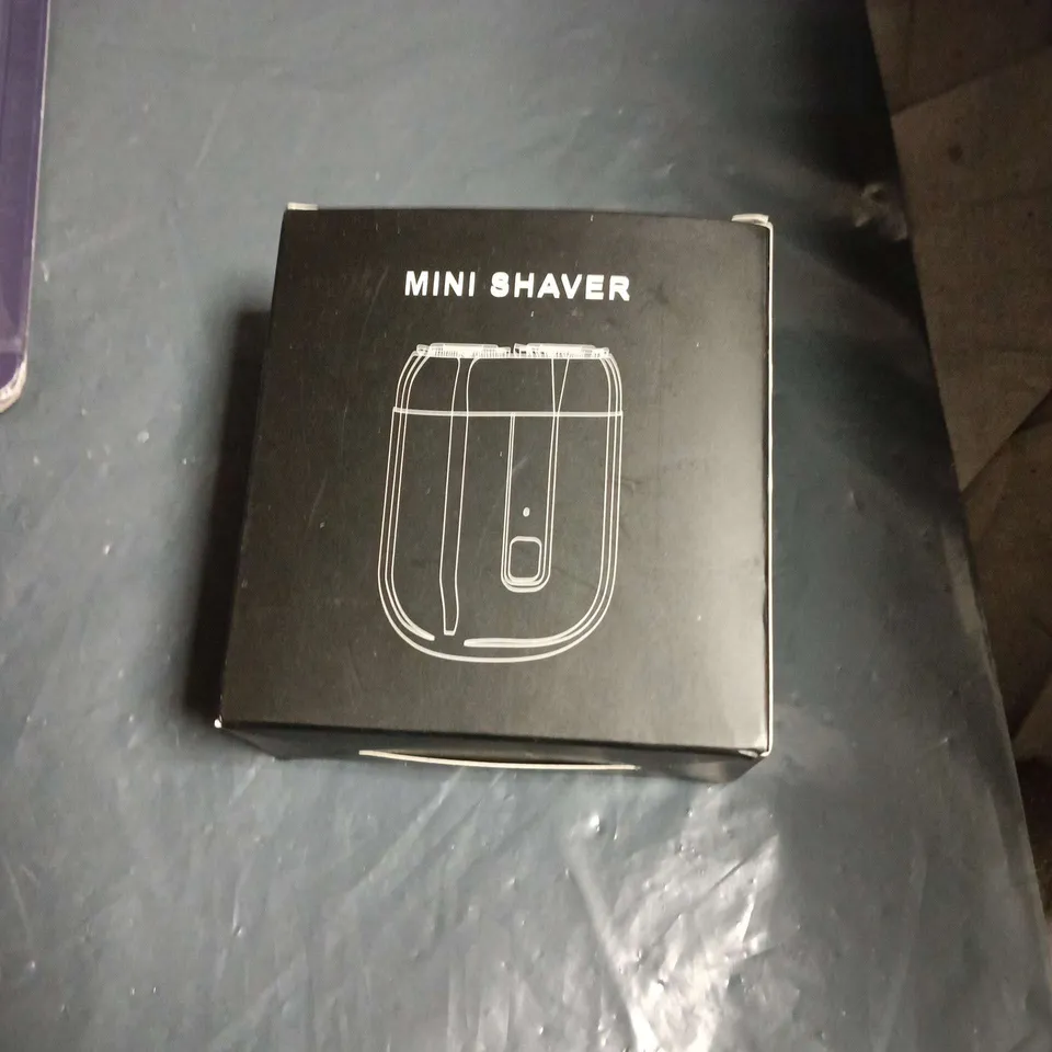 APPROXIMATELY 25 ASSORTED HEALTH AND BEAUTY ITEMS INCLUDING ORAL B BRUSH HEADS , MINI SHAVER AND FOOT PEEL 