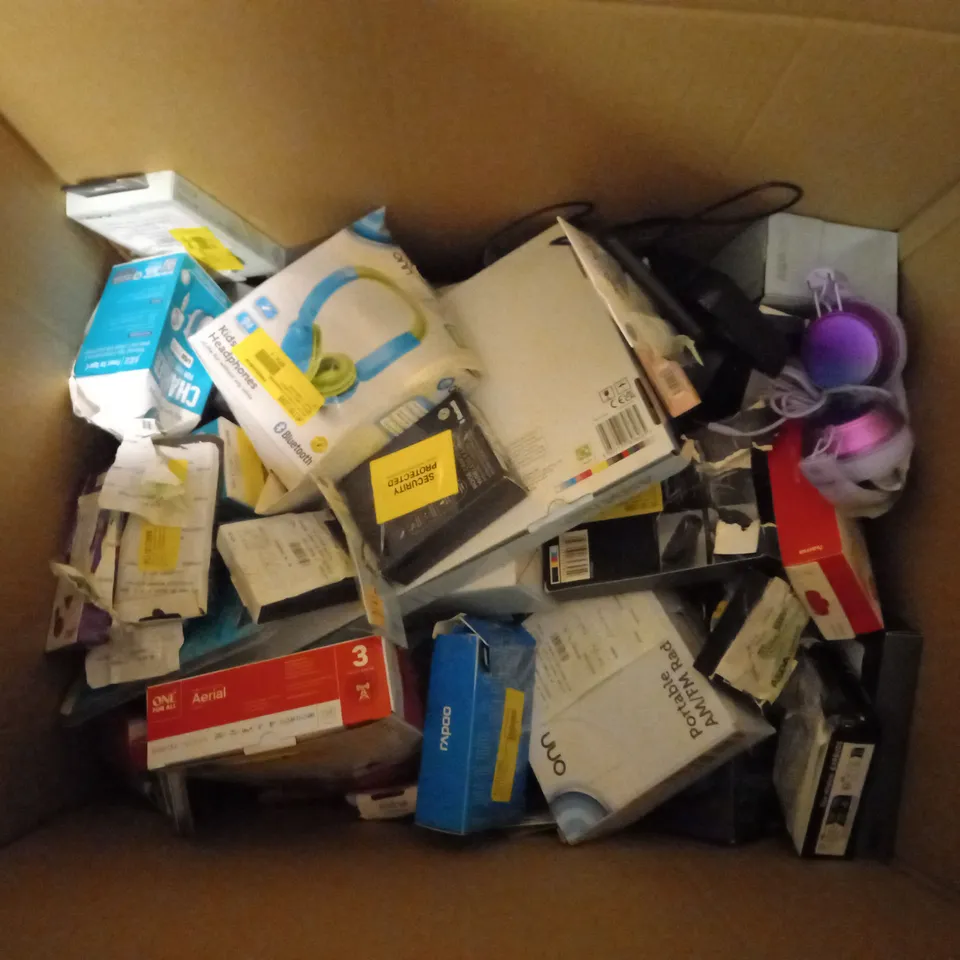 BOX OF APPROX 20 ASSORTED ITEMS INCLUDING ONE FOR ALL INDOOR AERIAL, JUICEDISCOXL SPEAKER AND MIXX PHONE CABLE