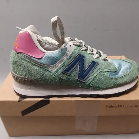 BOXED PAIR OF NEW BALANCE CLASSIC TRAINERS - UK SIZE 5.5