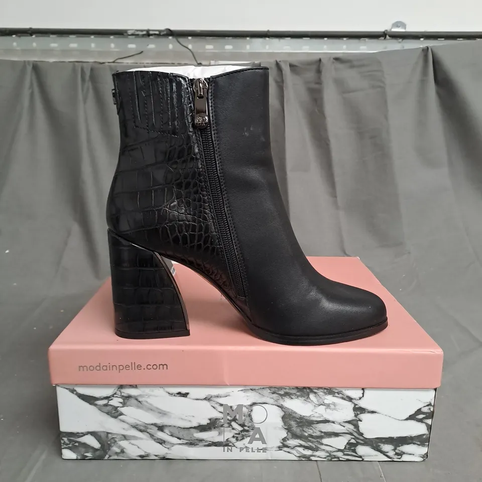 BOXED MODA BLACK HIGHTOP SHOES - SIZE 5