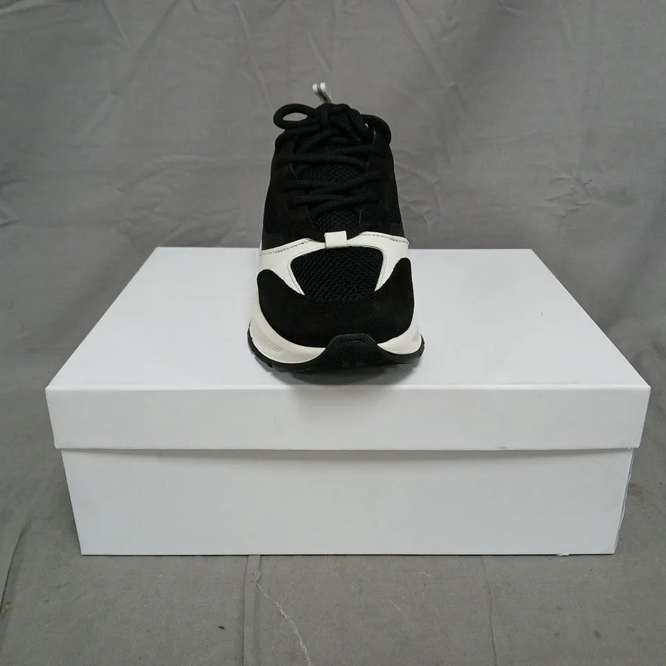 BOXED PAIR OF CLEENS ESSENTIAL RUNNER TRAINERS IN VIPER BLACK/WHITE SIZE UK 9