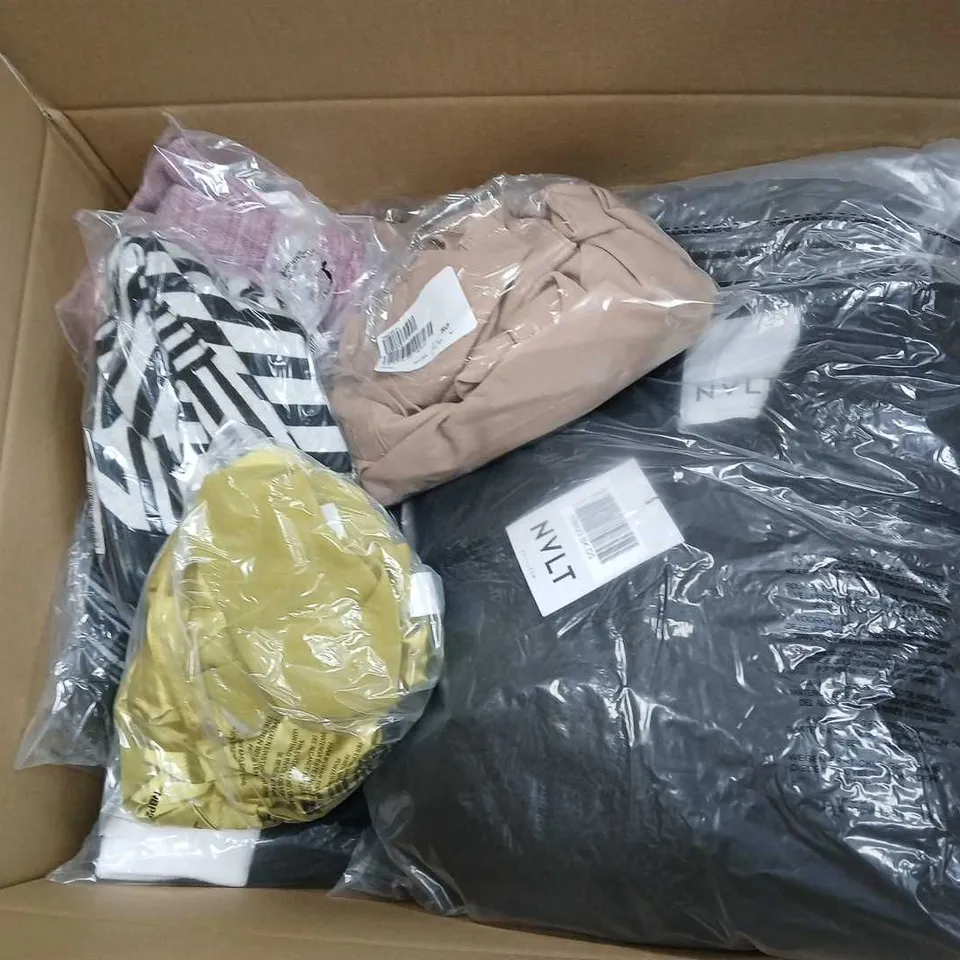 BOX OF APPROXIMATELY 15 ASSORTED CLOTHING ITEMS IN VARIOUS STYLES, COLOURS AND SIZES 