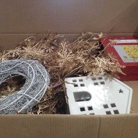 PALLET CONTAINING ASSORTED CHRISTMAS PRODUCTS & DECORATIONS INCLUDING GOLD SHIMMER WALL TILE, RATTAN WREATH, GLAZED CERAMIC HOUSE & POP UP ADVENT CALENDAR