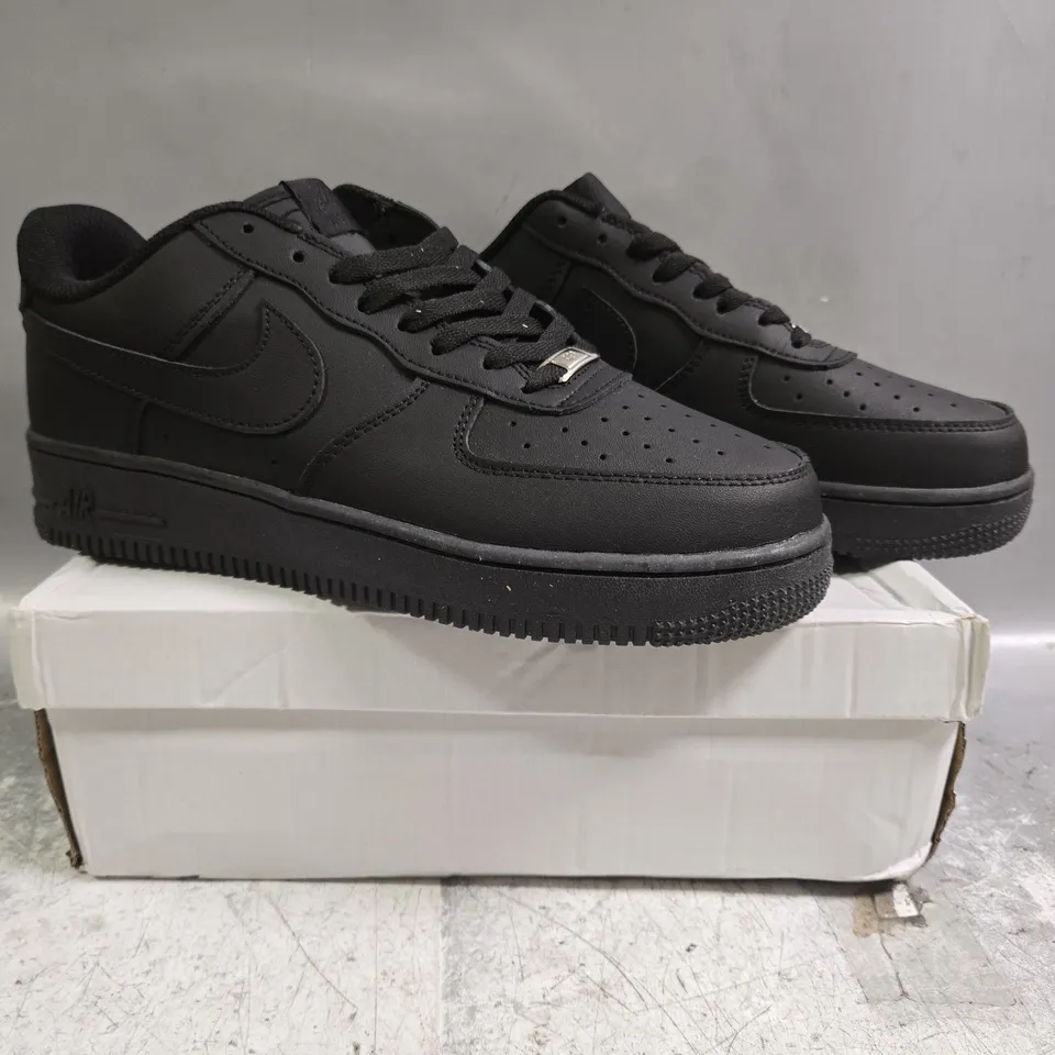 BOXED PAIR OF NIKE AIR FORCE 1 '07 SHOES IN BLACK SIZE UK 10