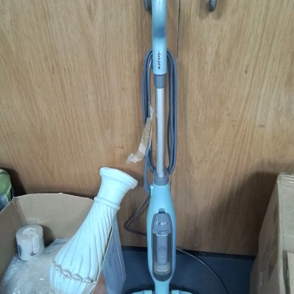 LOT OF ASSORTED HOUSEHOLD ITEMS TO INCLUDE SHARK HOOVER, BUNDLEBERRY BARSTOOLS AND PINK GIN GLASSES 