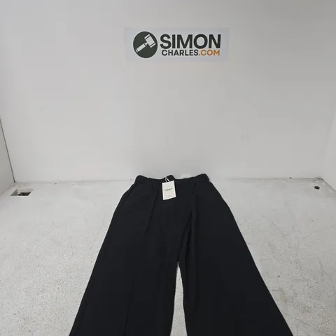 ONLY BLACK TRACKSUIT BOTTOMS – EU S / 30 (STYLE NO. 15235076)