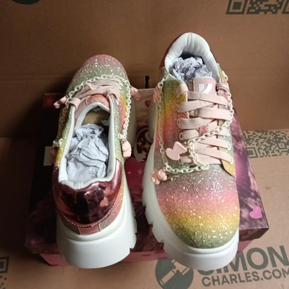 BOXED KOI KIDS' GLITTER RAINBOW PLATFORM SNEAKERS IN PINK/GOLD GRADIENT - UK 6