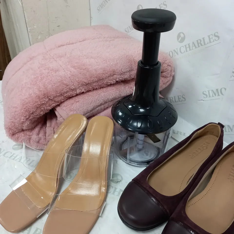 BOX OF APPROXIMATELY 10 ASSORTED ITEMS TO INCLUDE FOOD CHOPPER, SHOES, BLANKET ETC